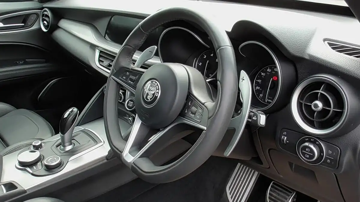 2017-alfa-romeo-stelvio-22td-milano-big-11