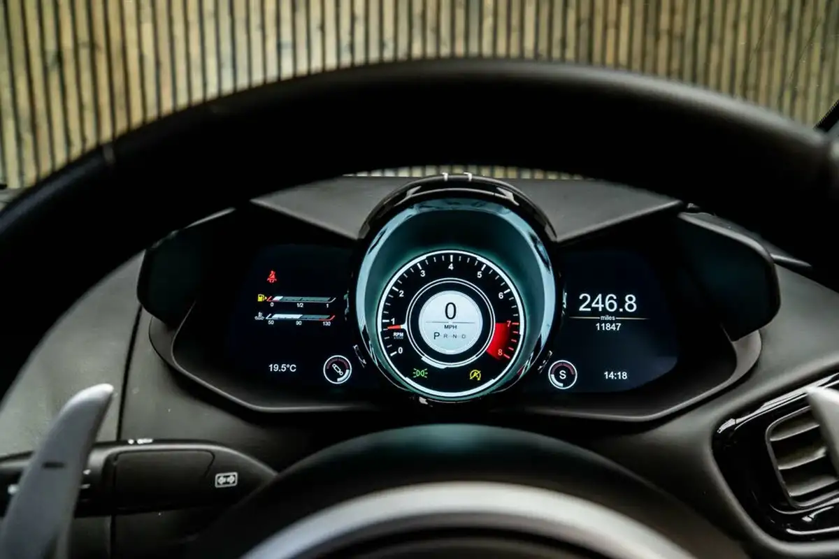 2021-aston-martin-vantage-big-36