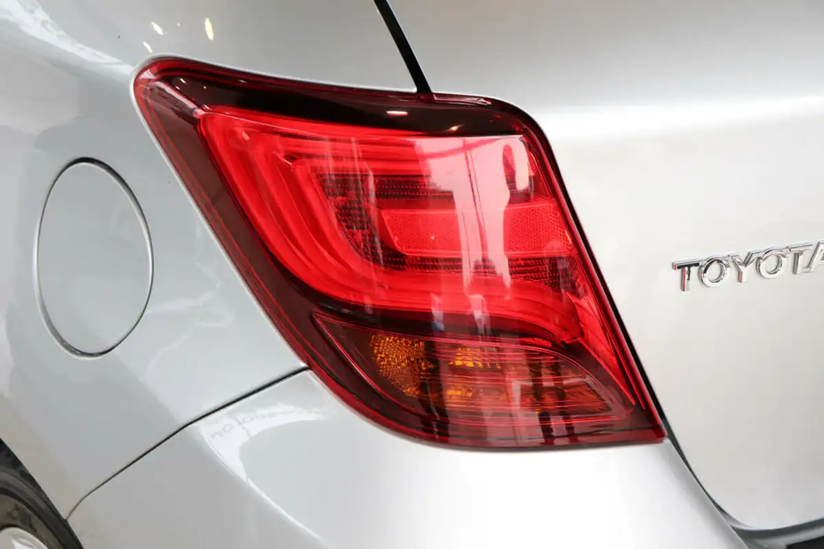 2015-toyota-yaris-15-vvt-i-sport-hybrid-big-66