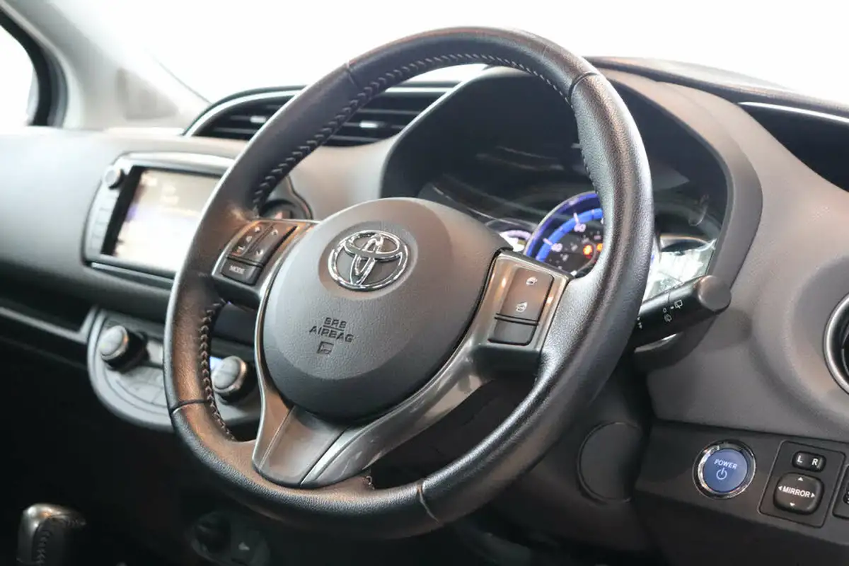 2015-toyota-yaris-15-vvt-i-sport-hybrid-big-19