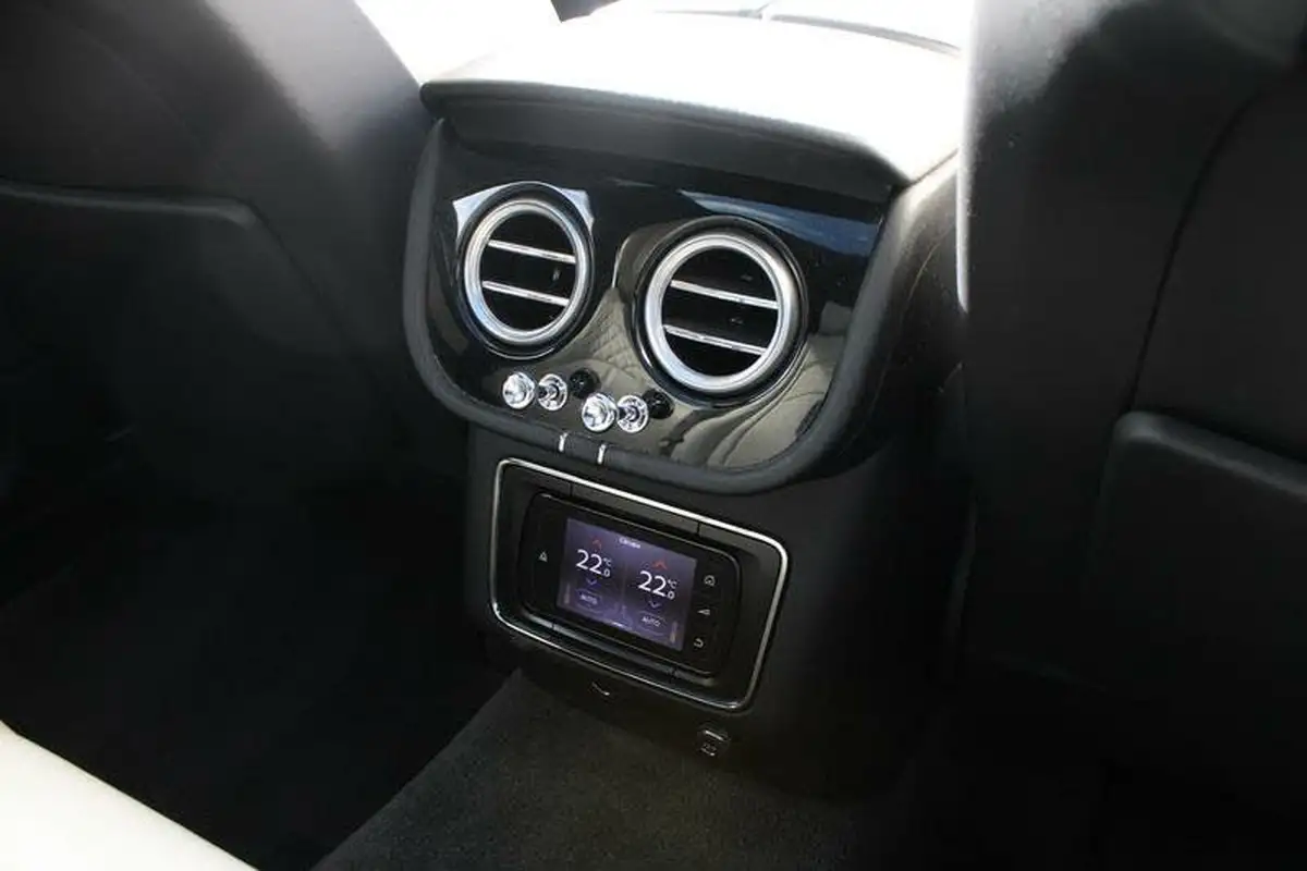 2016-bentley-bentayga-60-w12-big-30