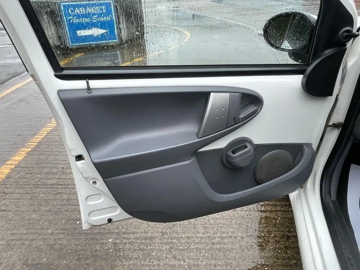 2011-toyota-aygo-10-aygo-go-vvt-i-5d-big-24