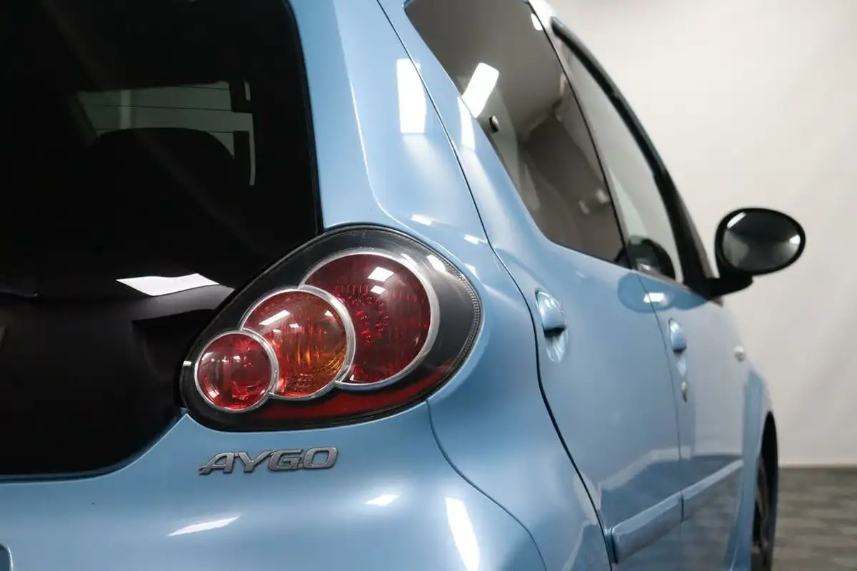 2013-toyota-aygo-10-move-style-5d-big-22