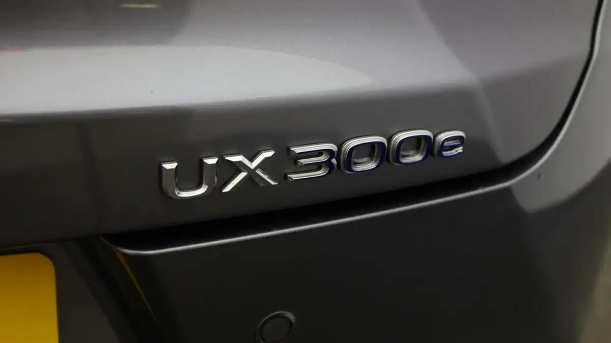 2021-lexus-ux-300e-e-ux-big-21