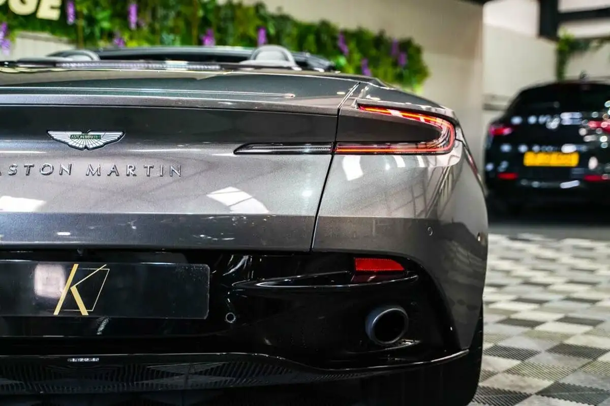 2018-aston-martin-db11-40-v8-big-28