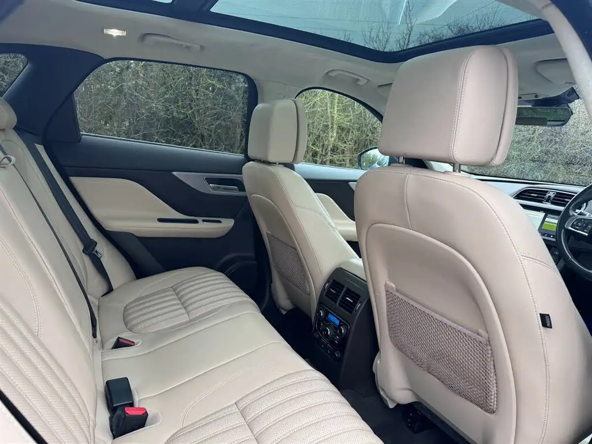 2019-jaguar-f-pace-20i-portfolio-250ps-ss-big-16