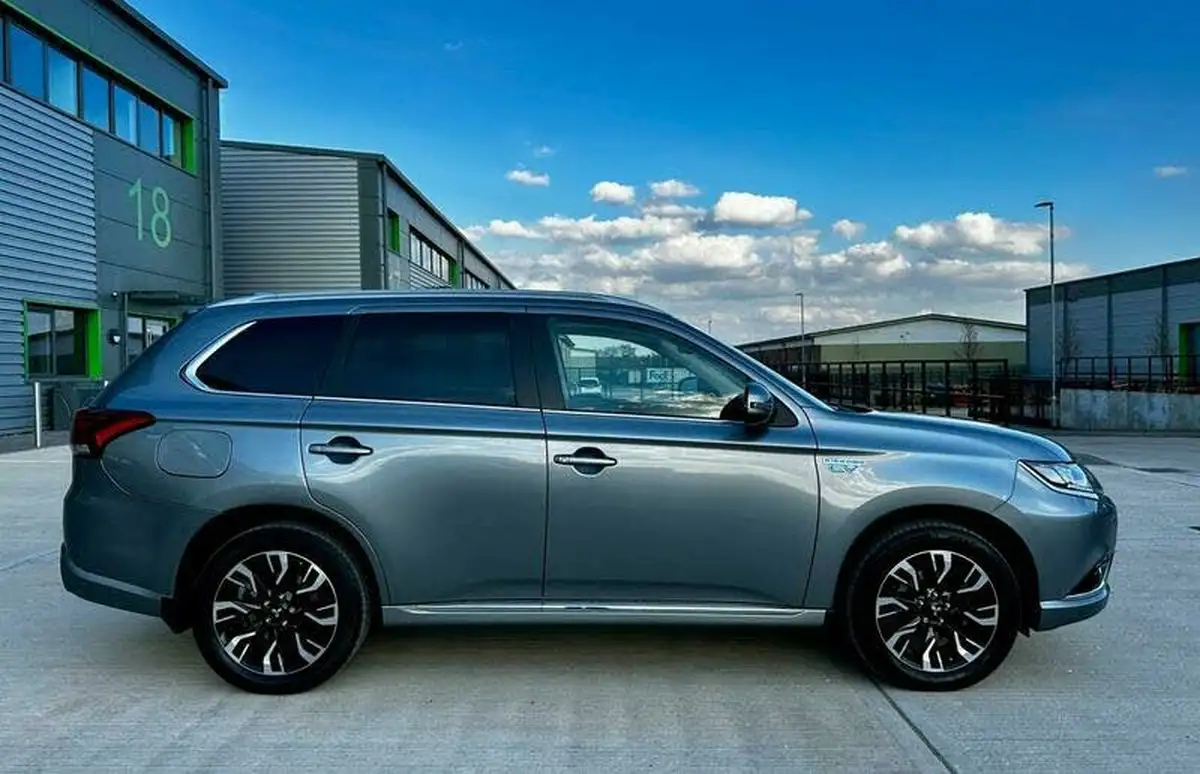 2016-mitsubishi-outlander-20-gx4h-phev-big-35
