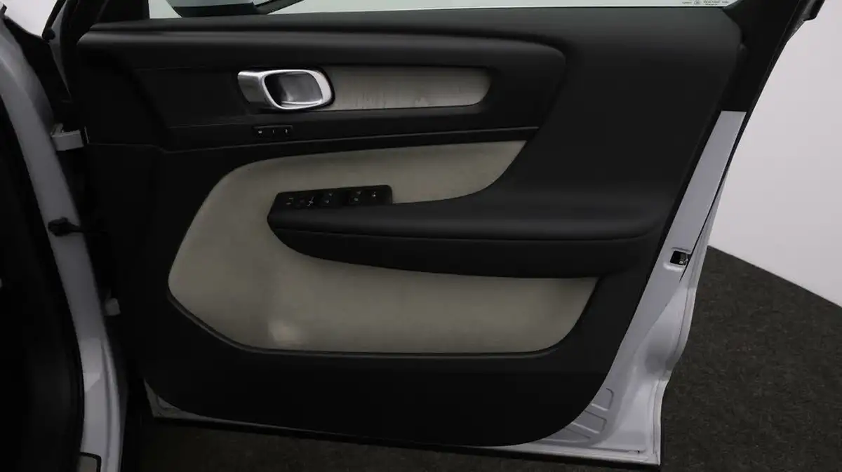 2021-volvo-xc40-15-t3-inscription-pro-163bhp-big-14
