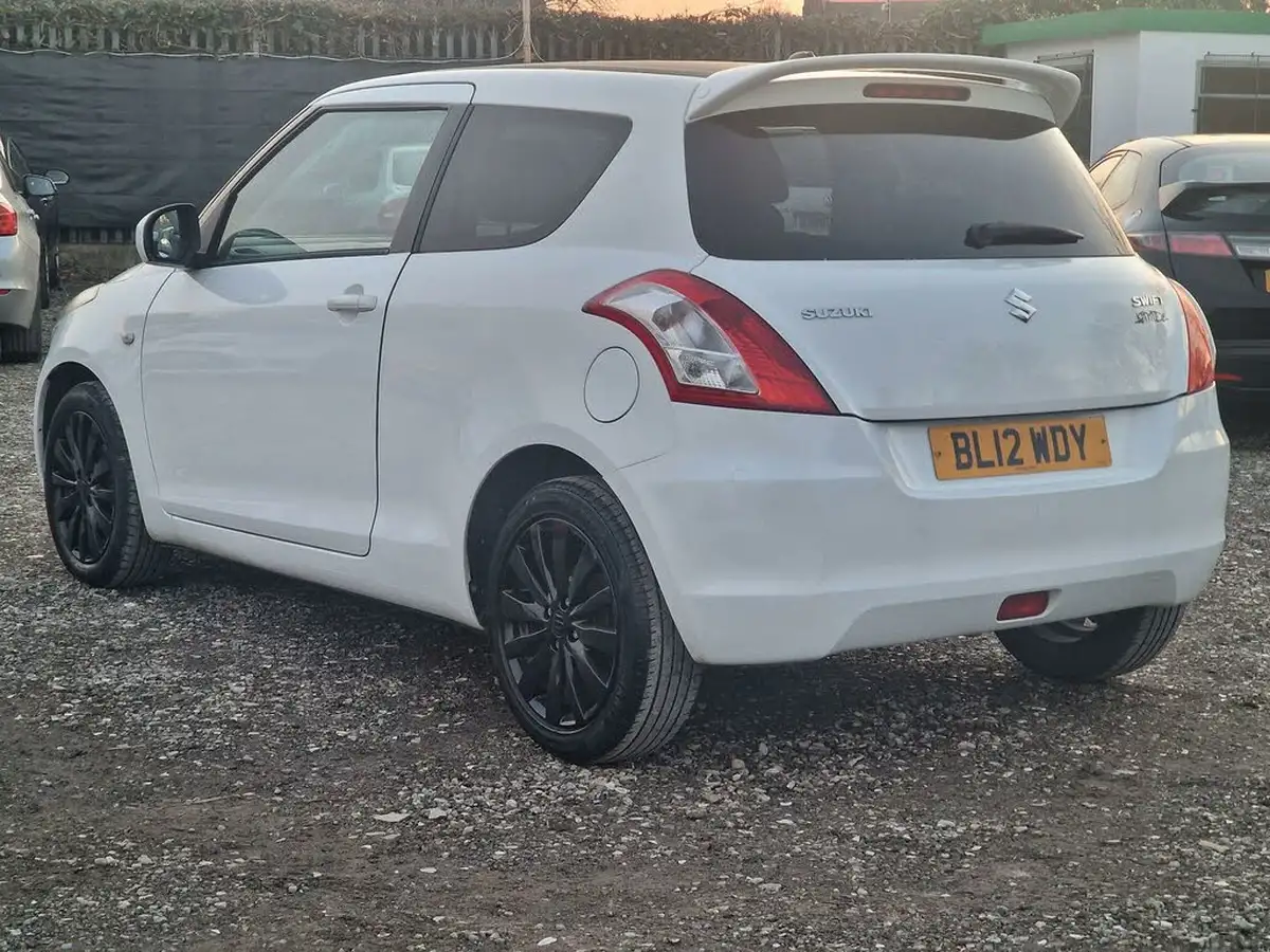 2012-suzuki-swift-12-attitude-3d-big-3