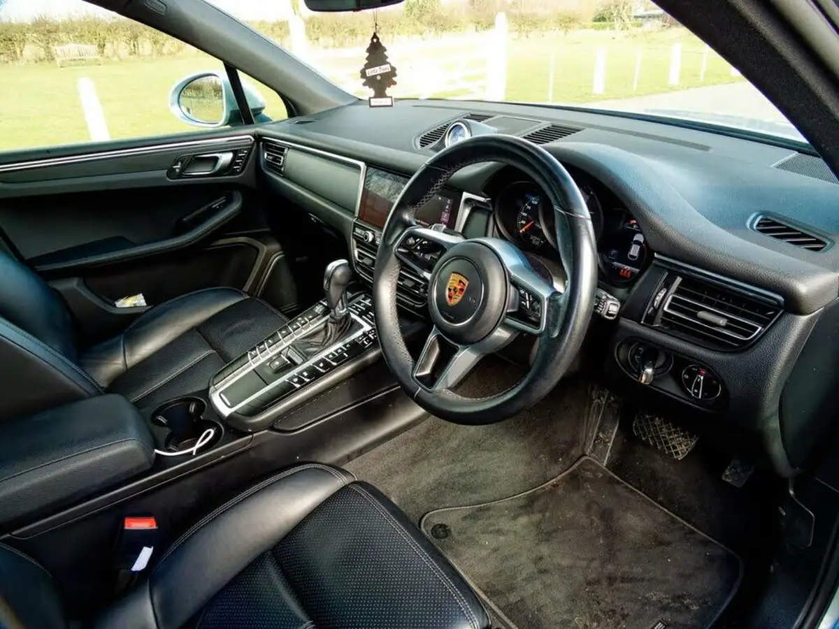 2020-porsche-macan-20-big-34