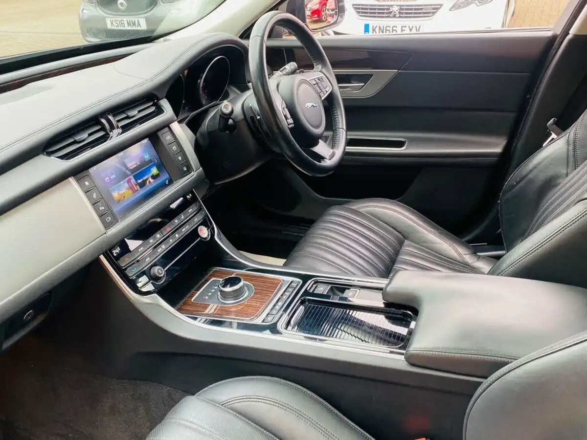 2017-jaguar-xf-20td-portfolio-180ps-saloon-4d-1999cc-auto-big-26