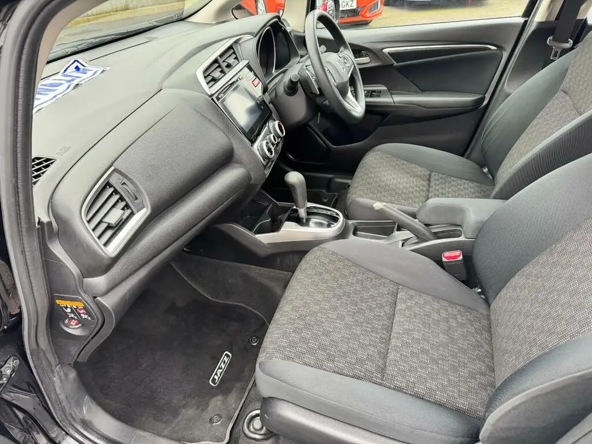 2017-honda-jazz-13-i-vtec-se-cvt-big-16