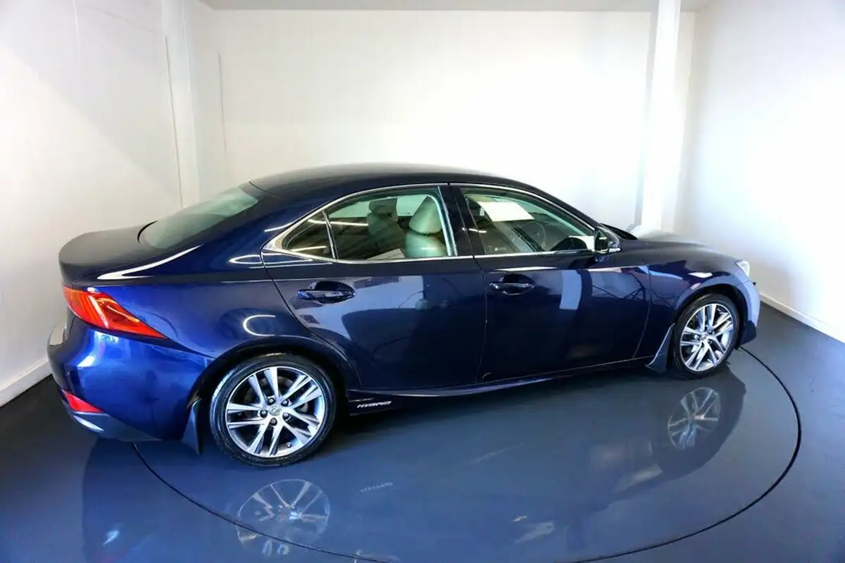 2017-lexus-is-300h-25-advance-big-9