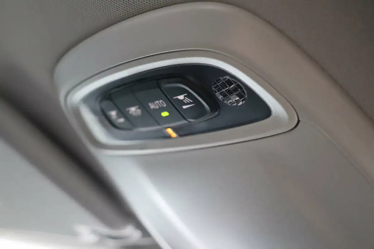 2016-volvo-v40-20-t2-momentum-big-44