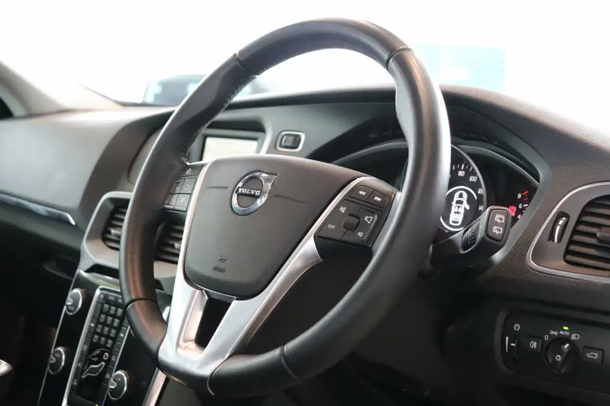 2016-volvo-v40-20-t2-momentum-big-20