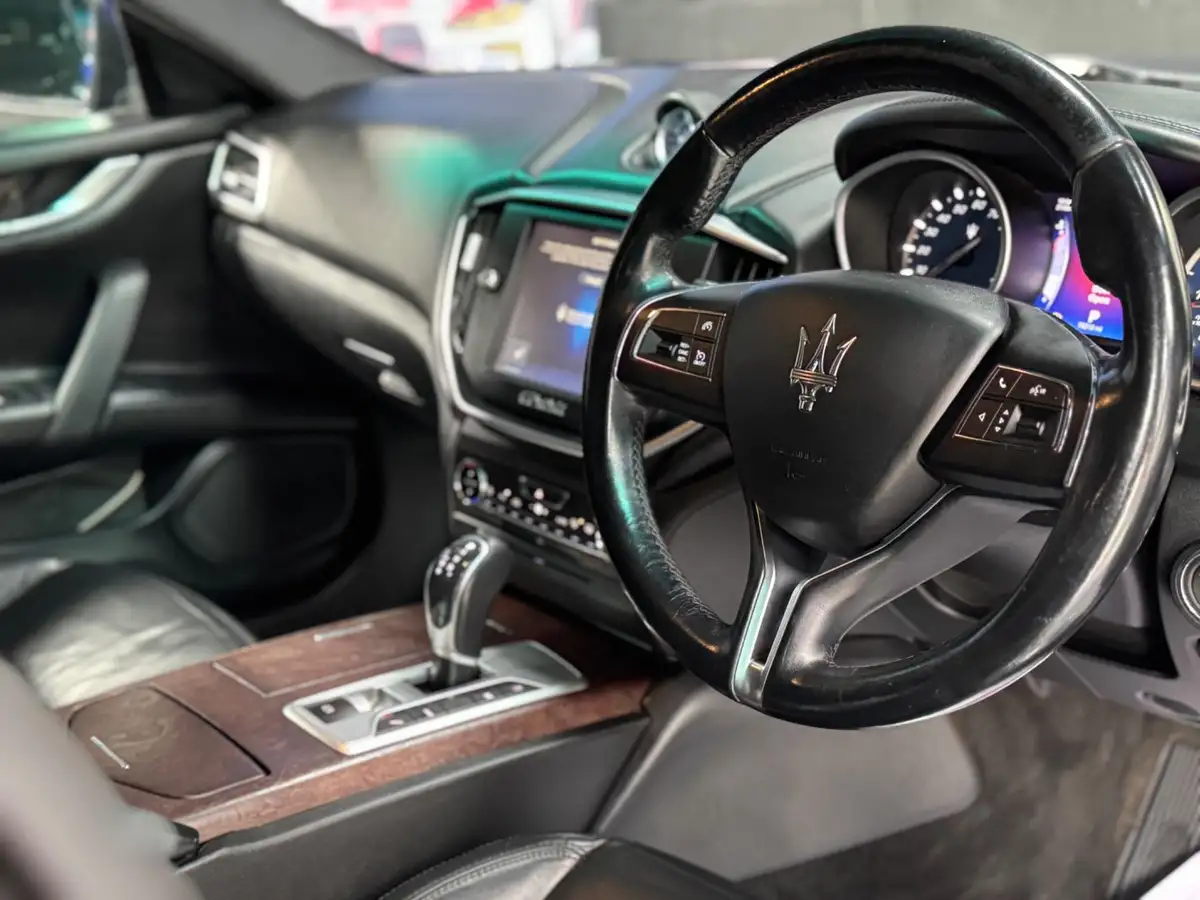 2014-maserati-ghibli-30td-big-17