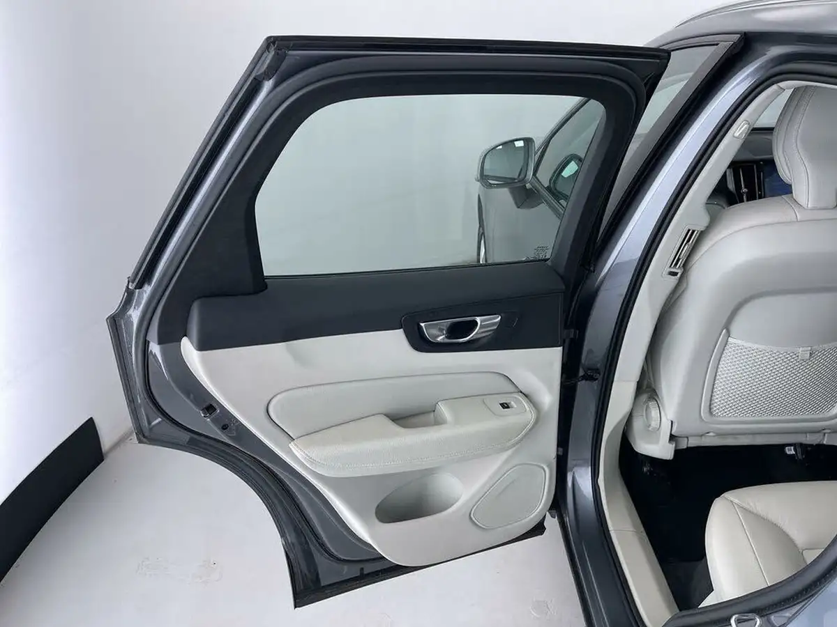 2020-volvo-xc60-20-b5-momentum-big-26