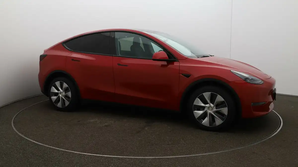 2022-tesla-model-y-e-long-range-big-38