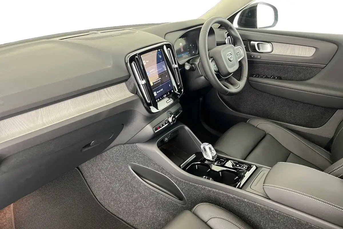 2024-volvo-xc40-20-b3-ultimate-big-1
