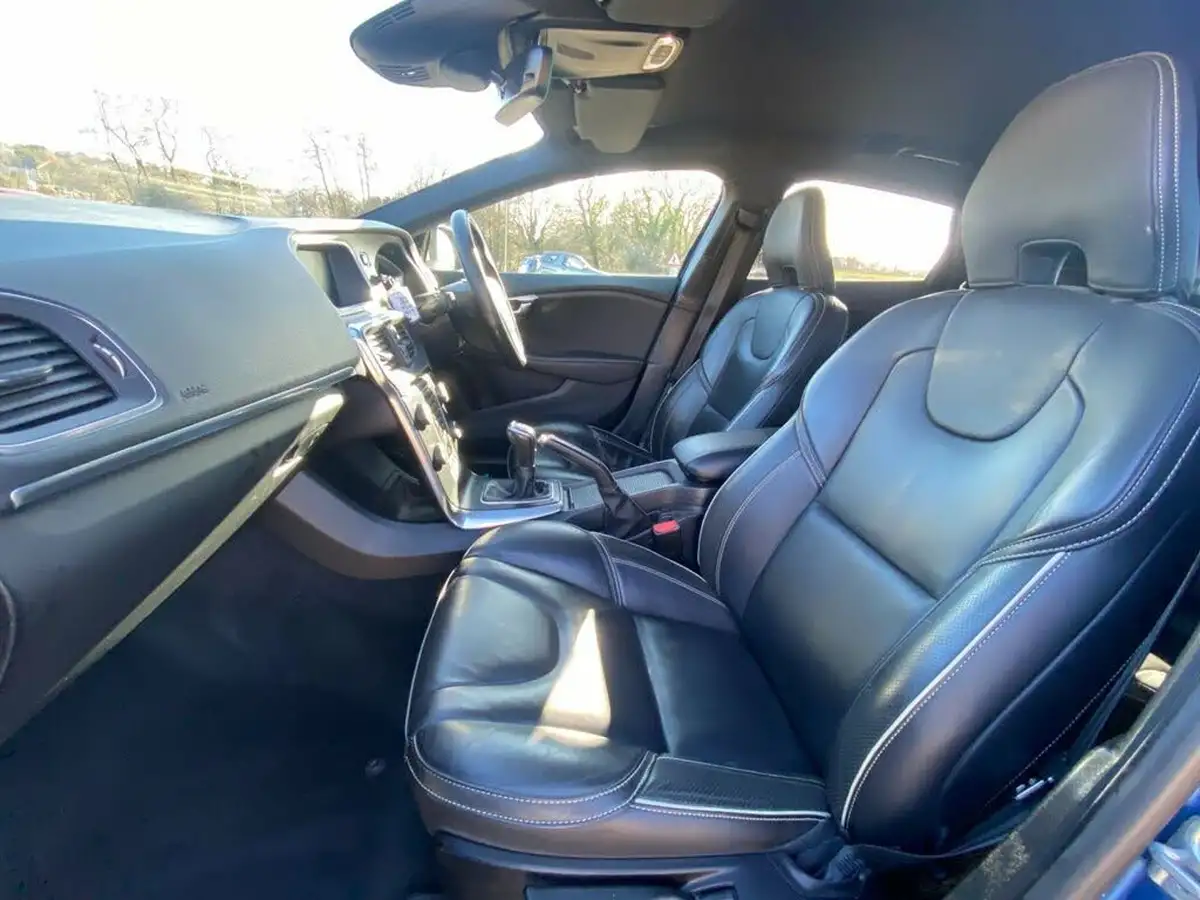 2019-volvo-v40-20-t2-r-design-edition-big-28