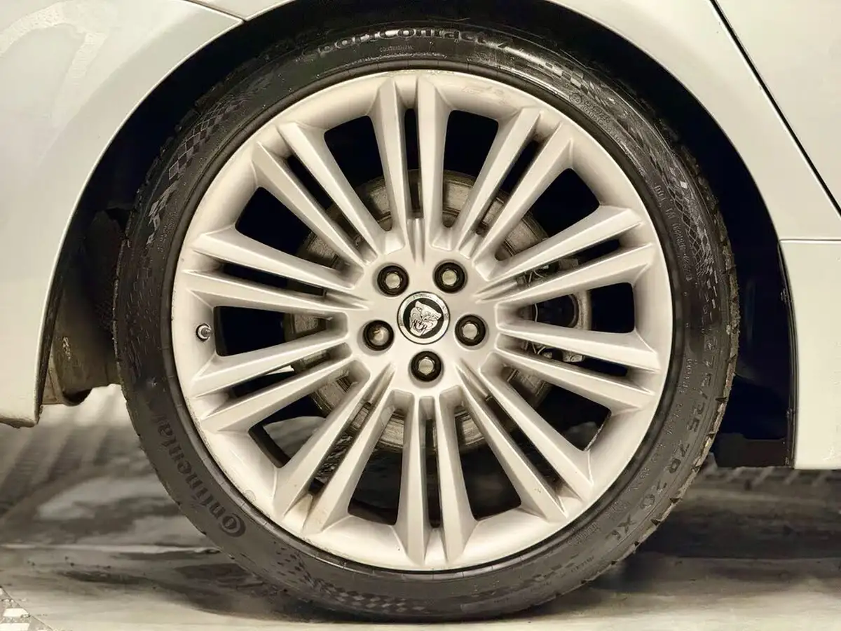 2010-jaguar-xj-series-50-xj-portfolio-big-8