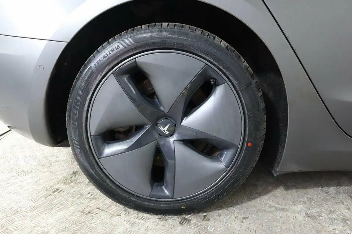 2020-tesla-model-3-e-long-range-big-11
