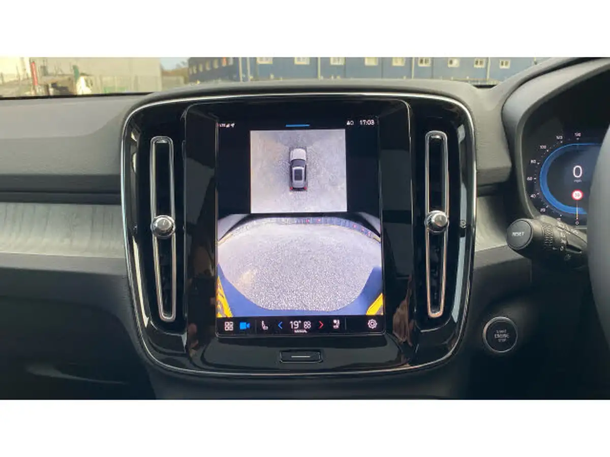 2024-volvo-xc40-20-b4-ultra-bright-big-29