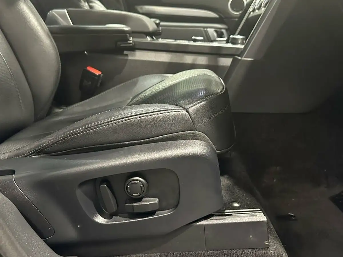 2020-land-rover-discovery-30-sd6-landmark-big-32