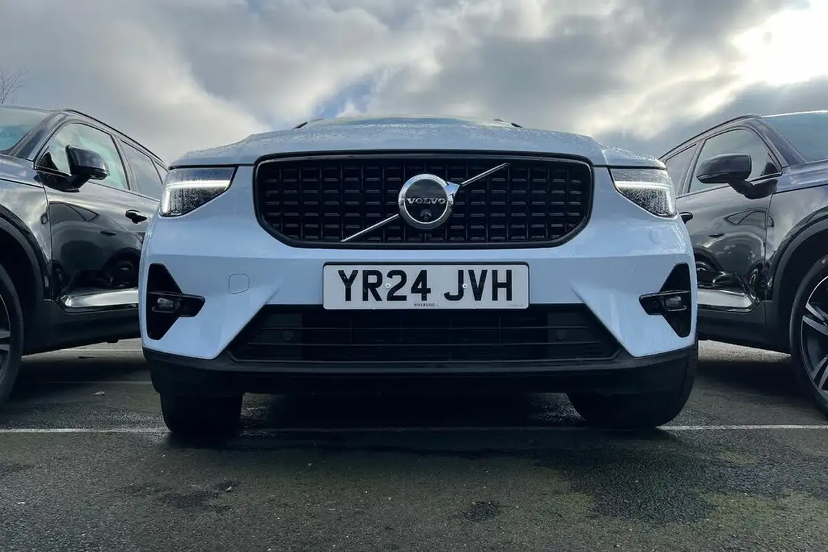2024-volvo-xc40-20-b3-plus-big-22