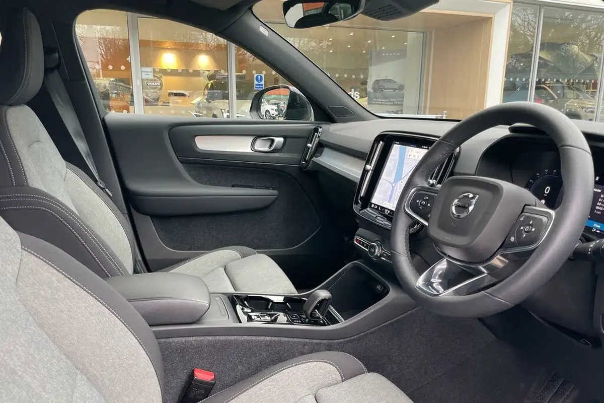 2024-volvo-xc40-20-b3-plus-big-25