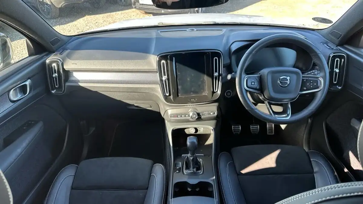 2022-volvo-xc40-15-t3-r-design-big-19