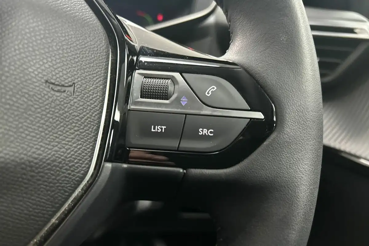 2022-peugeot-208-12-puretech-allure-premium-100ps-big-8