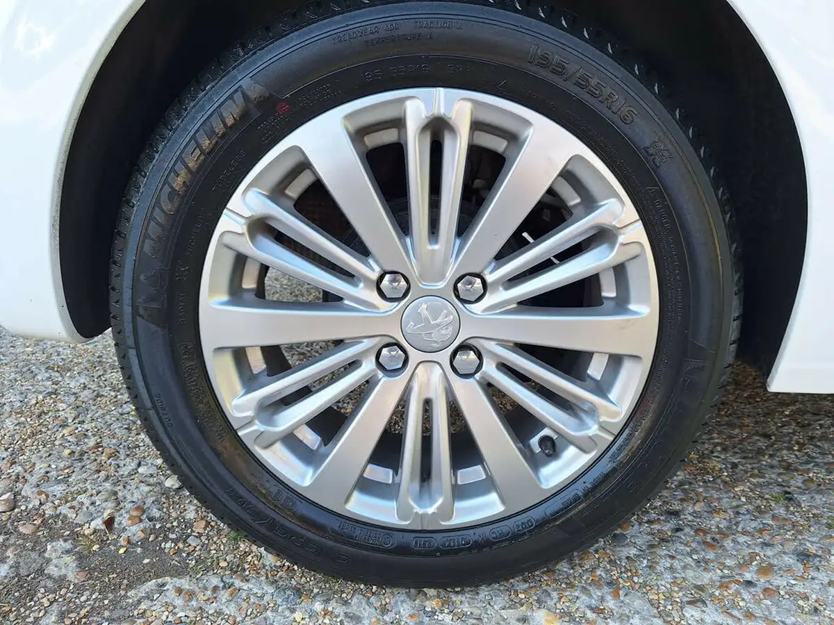2019-peugeot-208-12-puretech-signature-big-39
