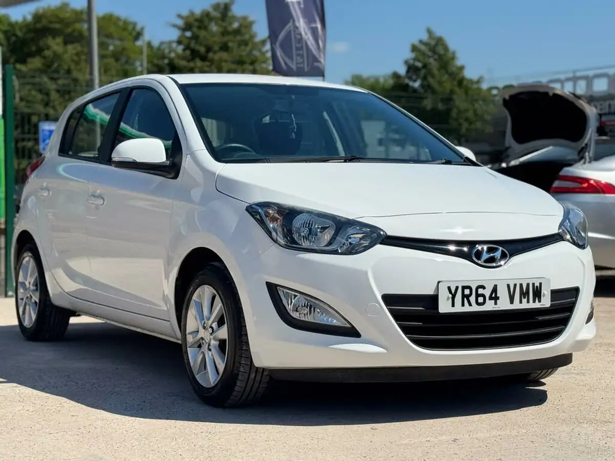 2014-hyundai-i20-12-active-5d-big-2