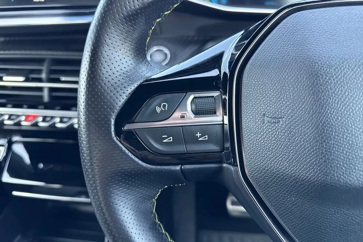 2021-peugeot-208-e-gt-premium-big-40