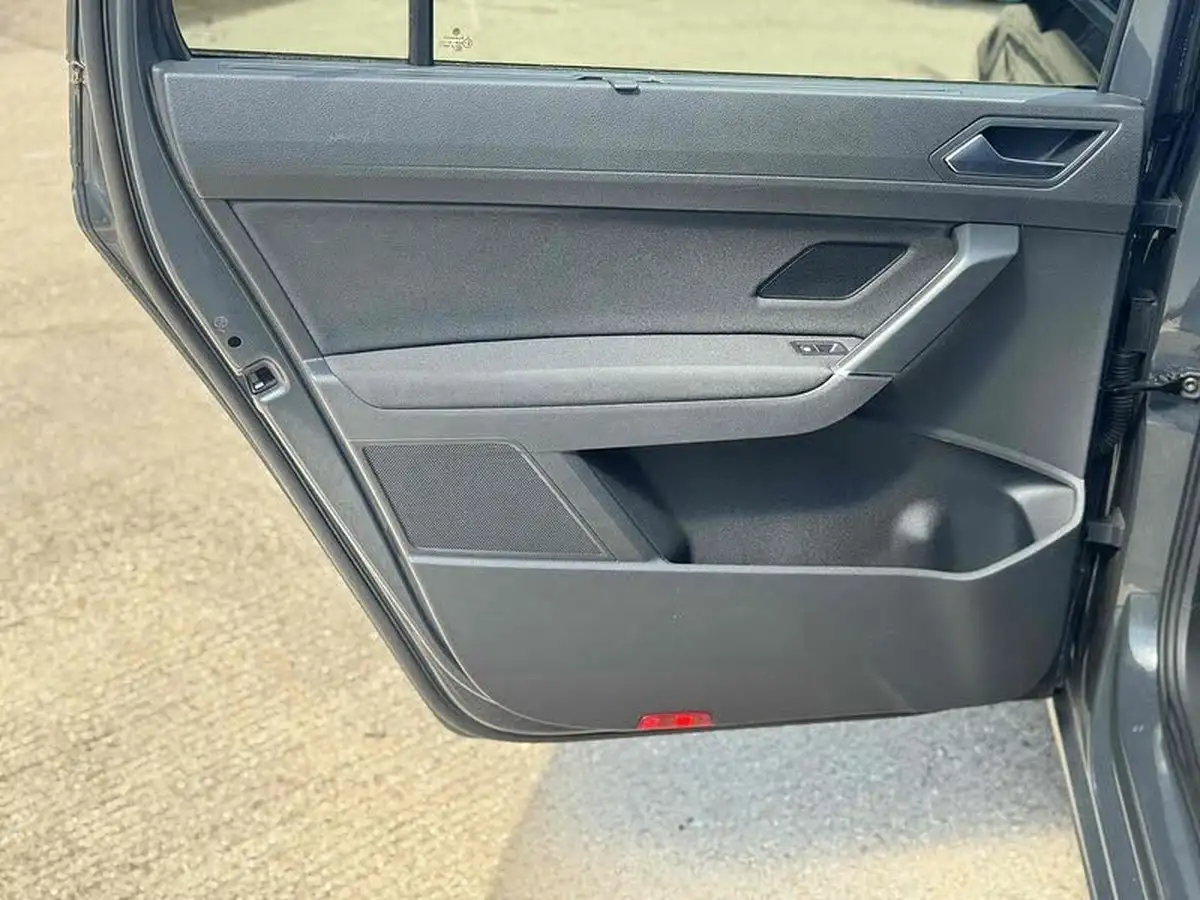 2018-volkswagen-touran-20tdi-se-family-dsg-big-35