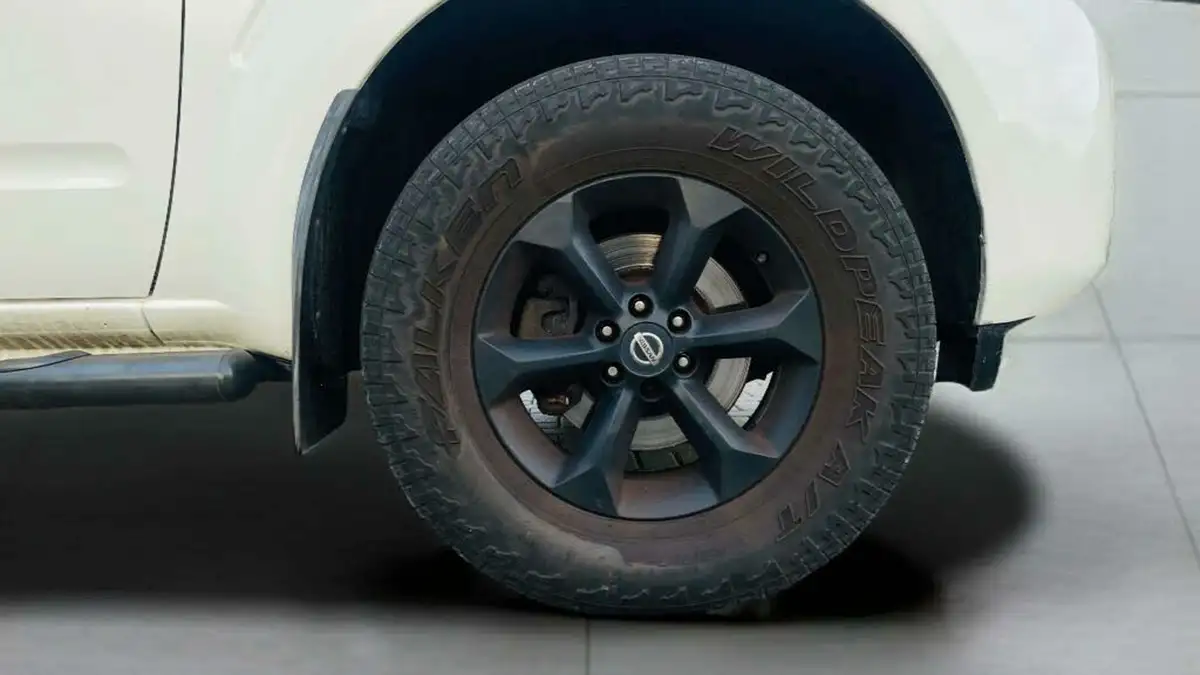 2012-nissan-navara-25td-tekna-eu-v-big-18