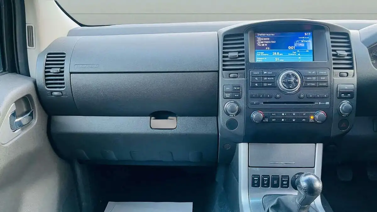 2012-nissan-navara-25td-tekna-eu-v-big-42