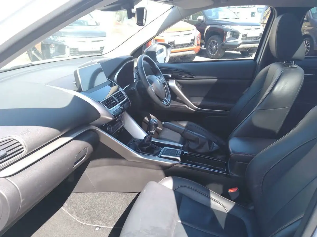 2020-mitsubishi-eclipse-cross-15-black-big-28