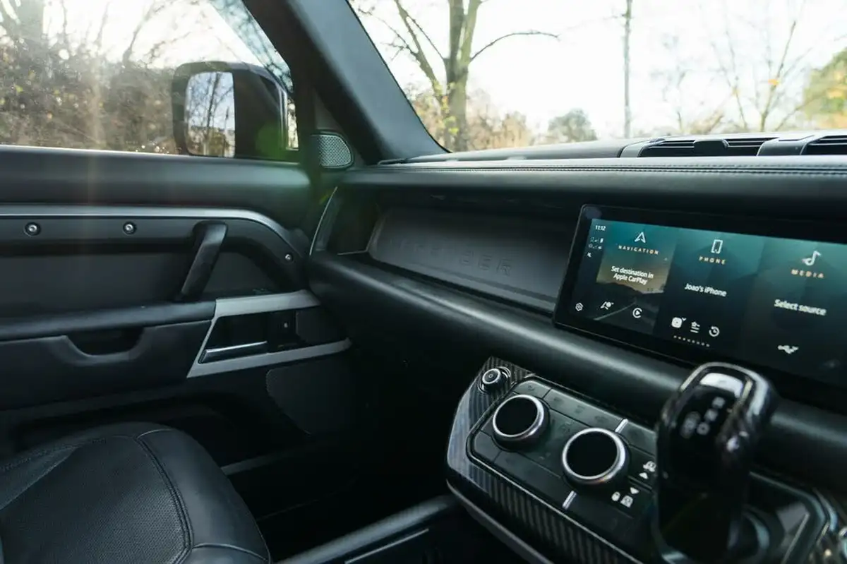 2021-land-rover-110-defender-30-d250-hse-big-30