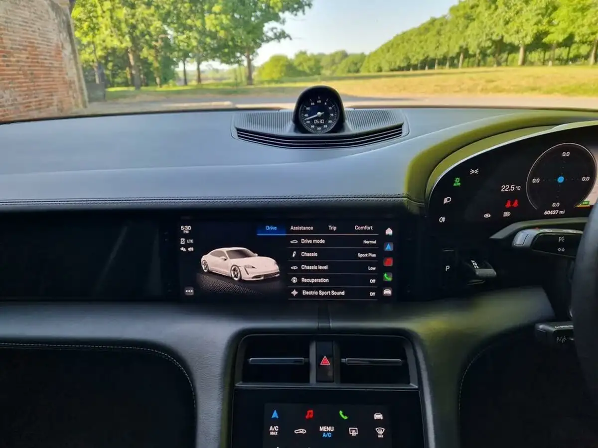 2020-porsche-taycan-e-turbo-big-12