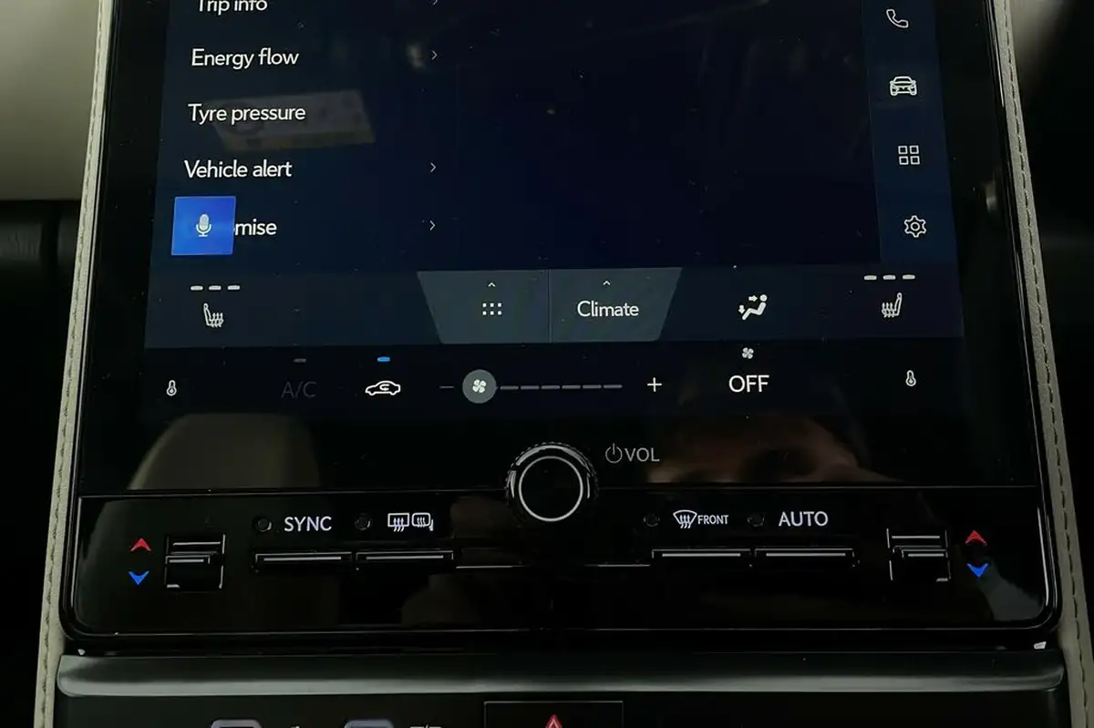 2025-lexus-lbx-15-premium-plus-big-22