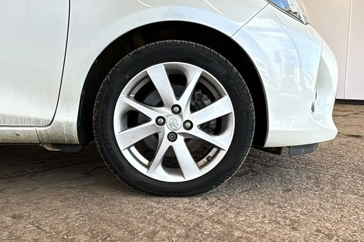 2014-toyota-yaris-15-vvt-i-excel-hybrid-big-31
