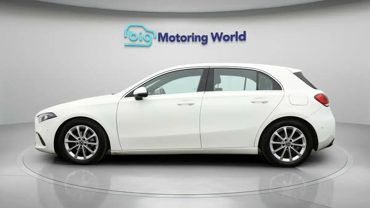 2018-mercedes-benz-a-class-15d-a180d-sport-116ps-executivess-hatchback-5d-7g-dct-big-3