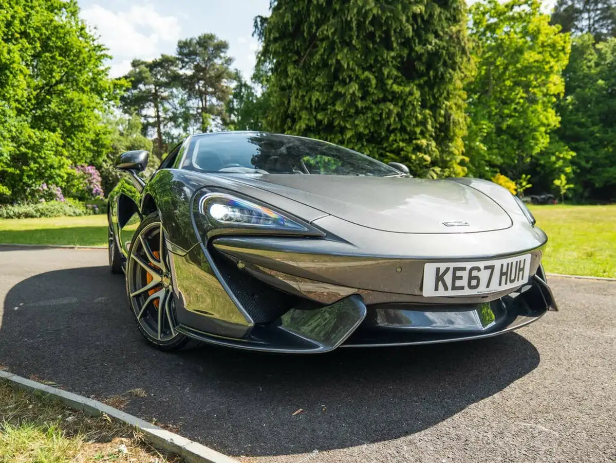 2017-mclaren-570gt-38-big-16