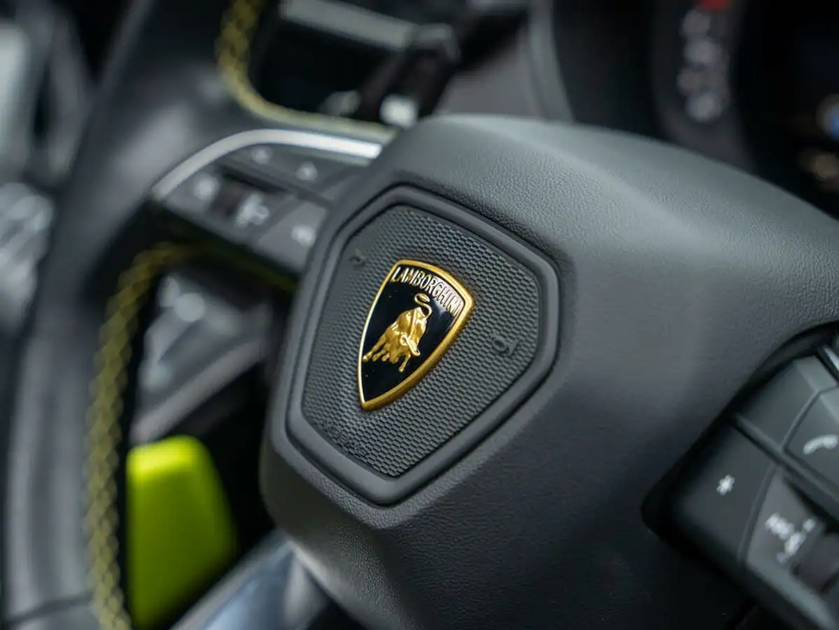 2022-lamborghini-urus-40-no-trim-big-42
