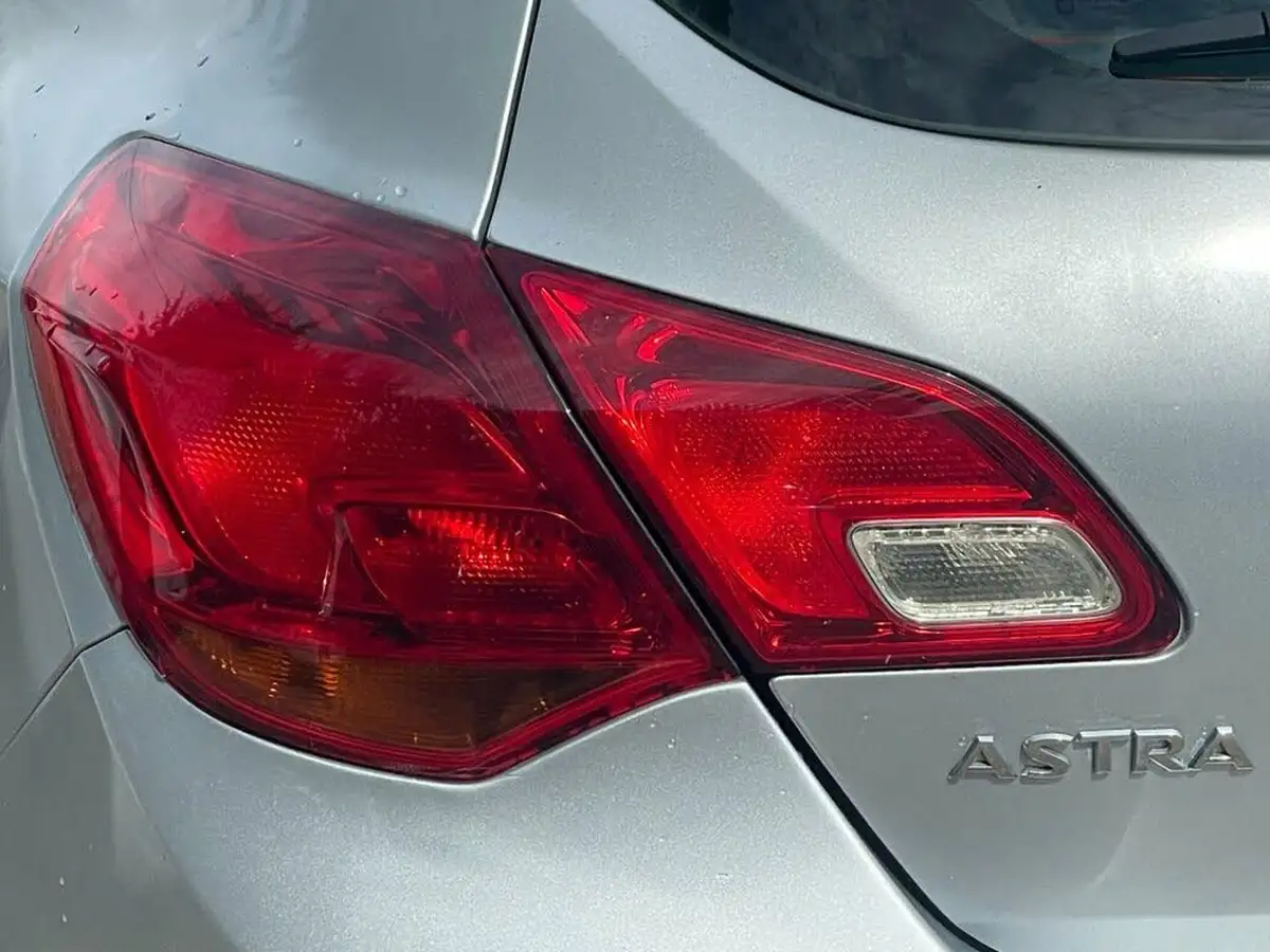 2014-vauxhall-astra-16-design-hatchback-auto-big-23