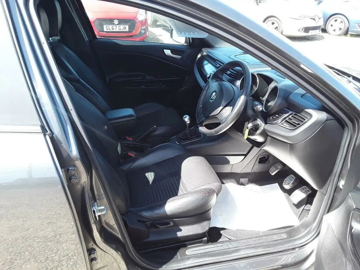 2011-alfa-romeo-giulietta-20td-veloce-170bhp-big-9