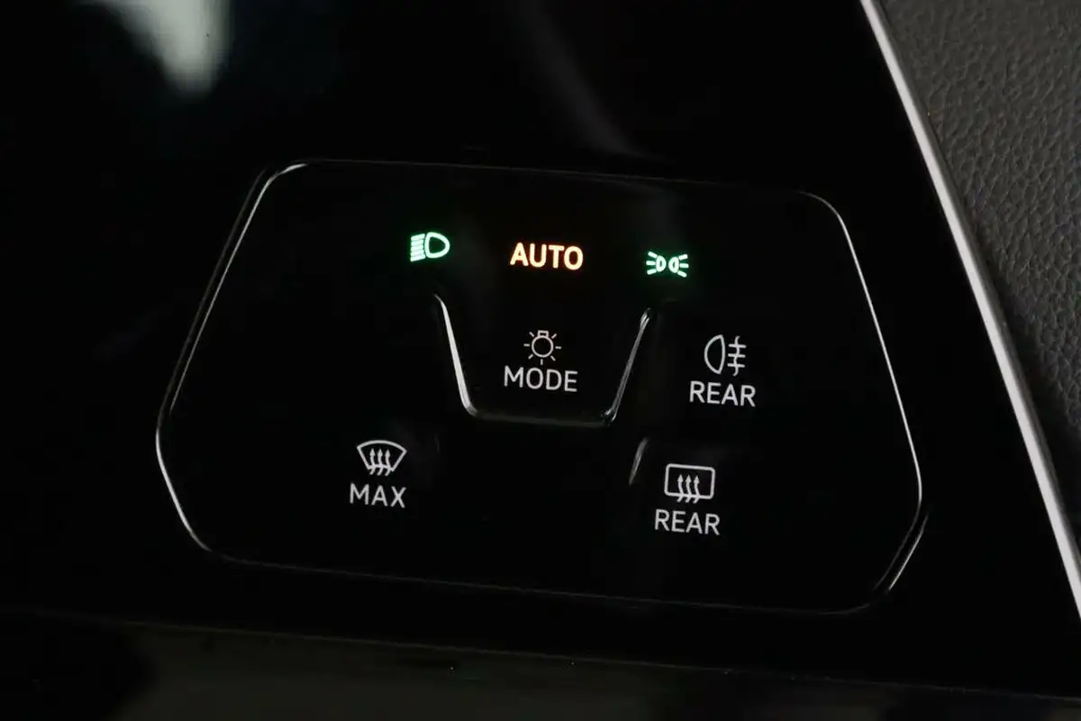 2023-volkswagen-golf-15-tsi-life-130ps-hatchback-big-18
