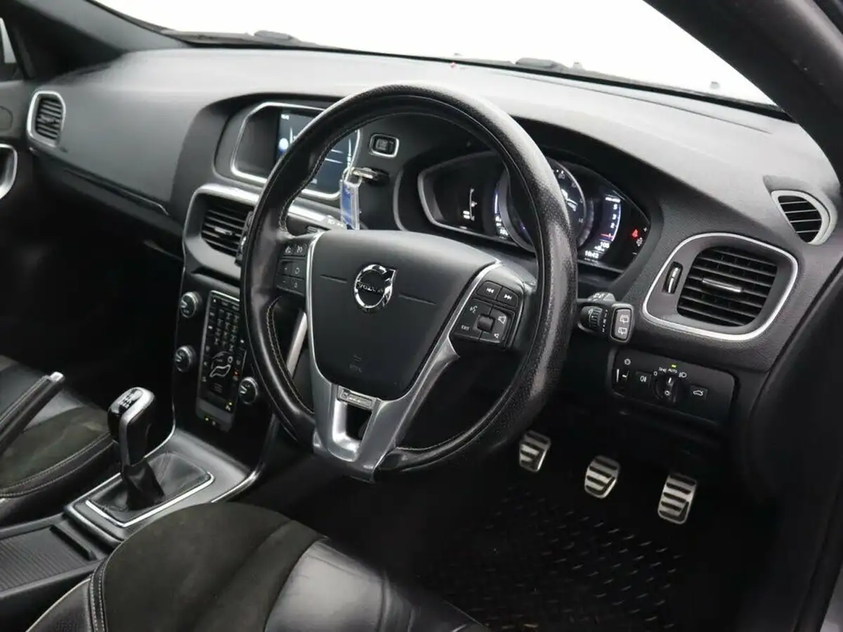 2016-volvo-v40-20td-d2-r-design-big-11